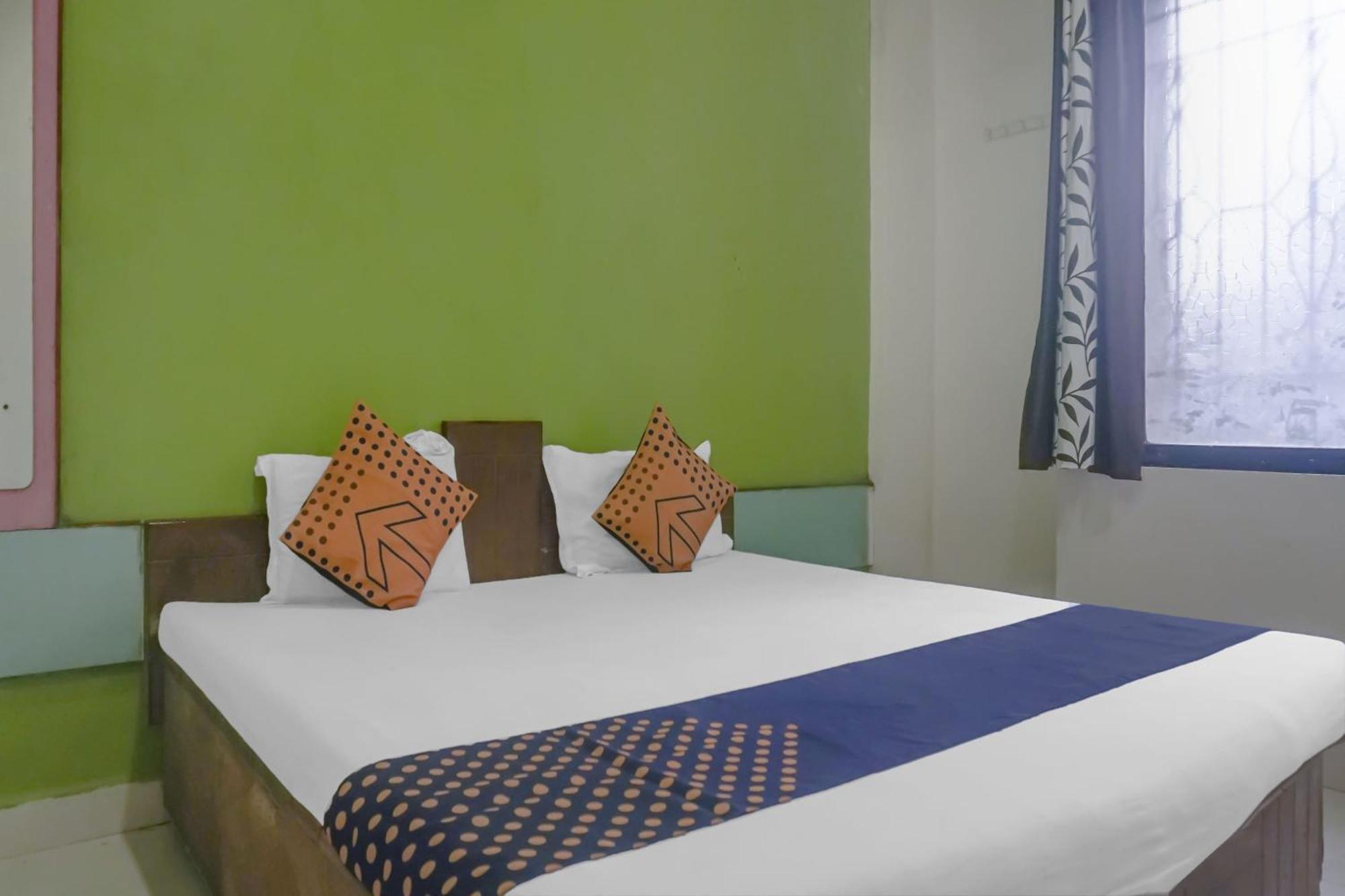 Hotel O Peacock Lodging Kharakvasla Exteriör bild