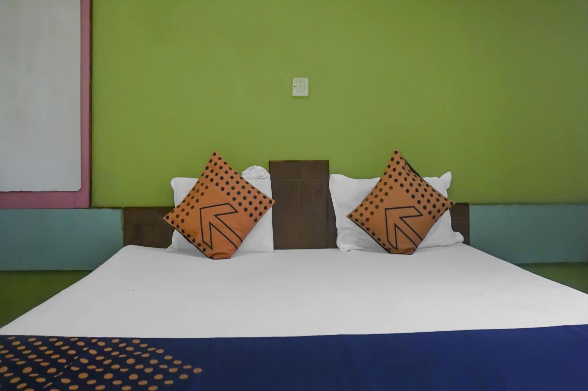 Hotel O Peacock Lodging Kharakvasla Exteriör bild