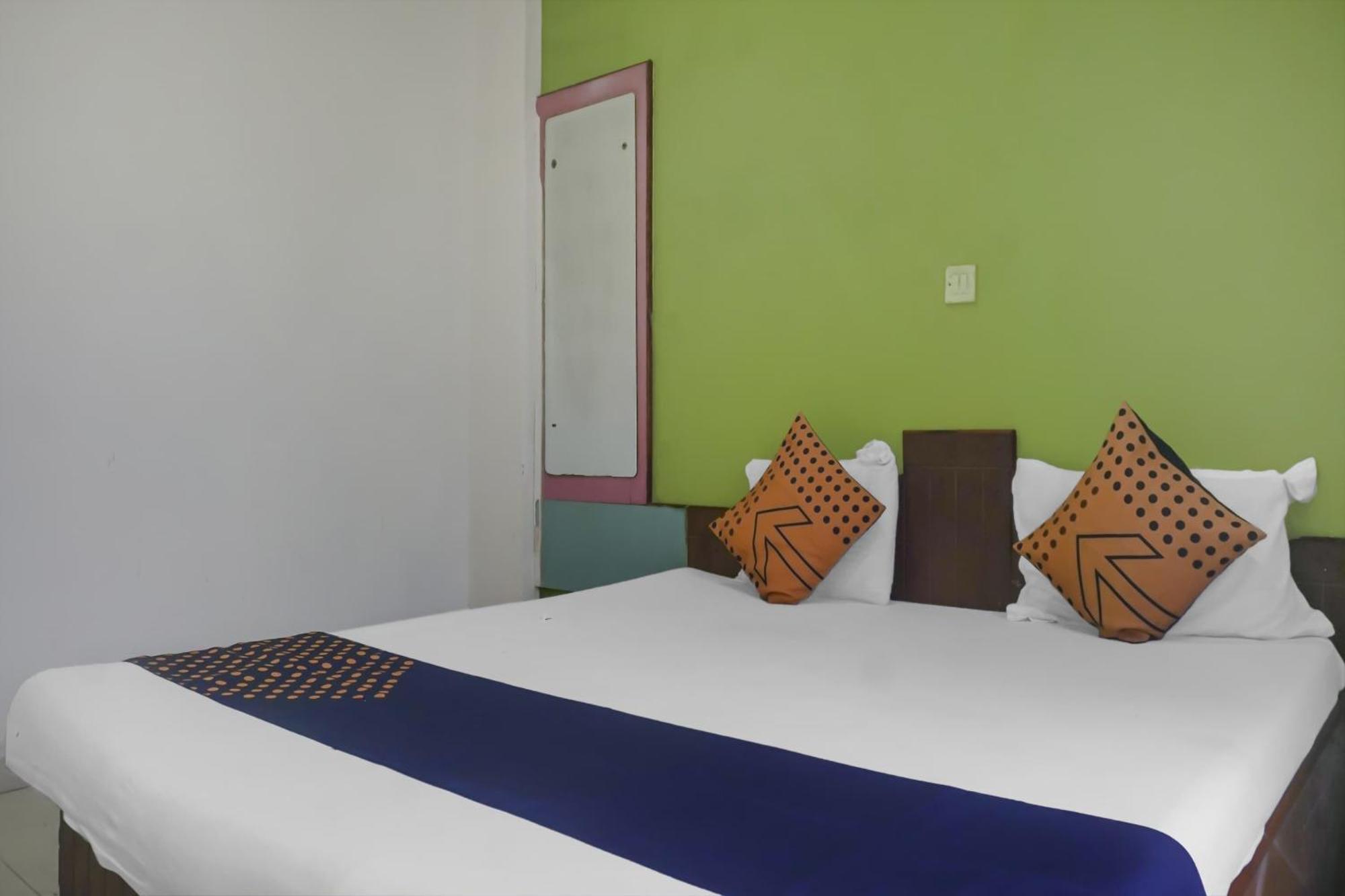 Hotel O Peacock Lodging Kharakvasla Exteriör bild